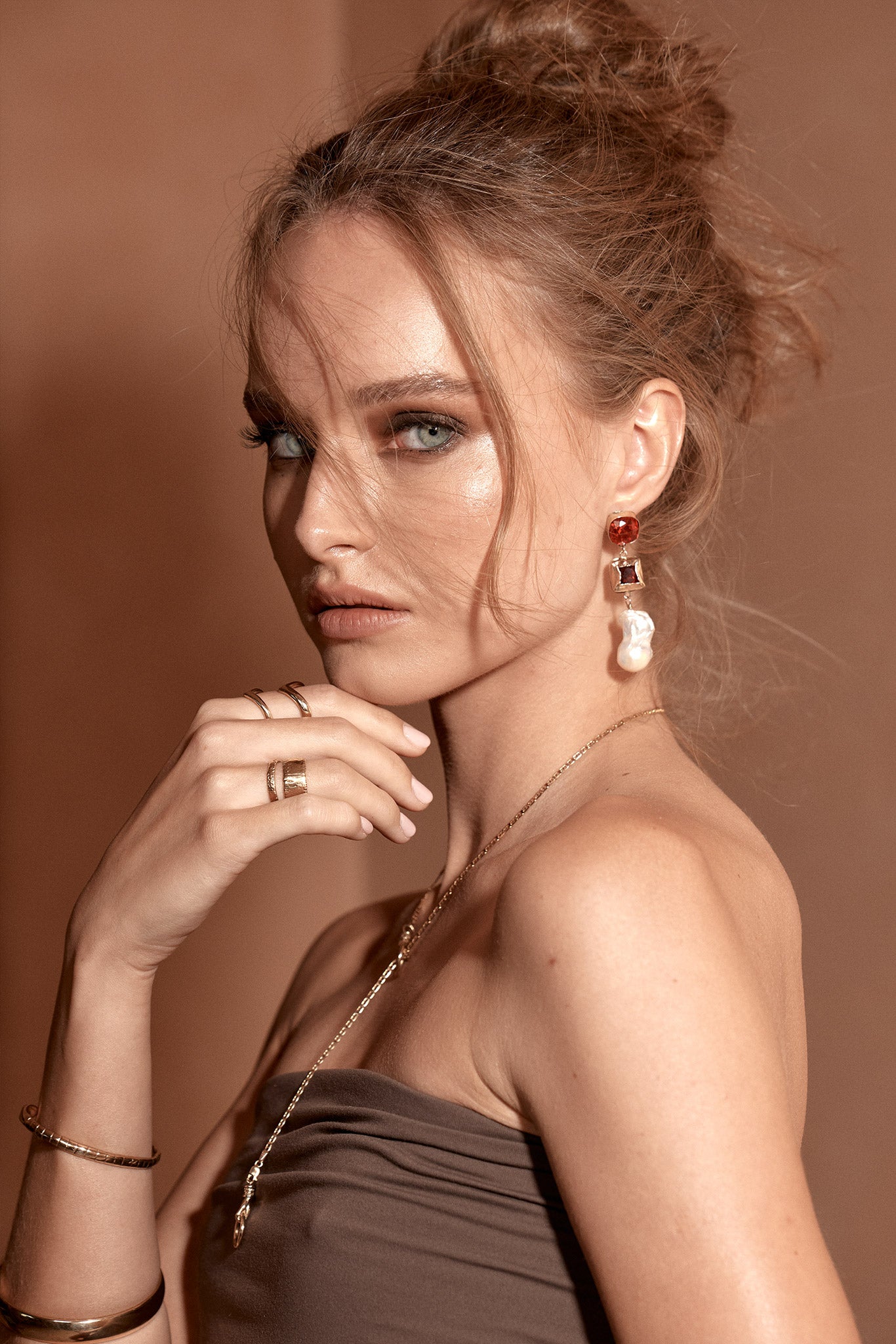 Golden Embrace: Hands of Infinity Necklace