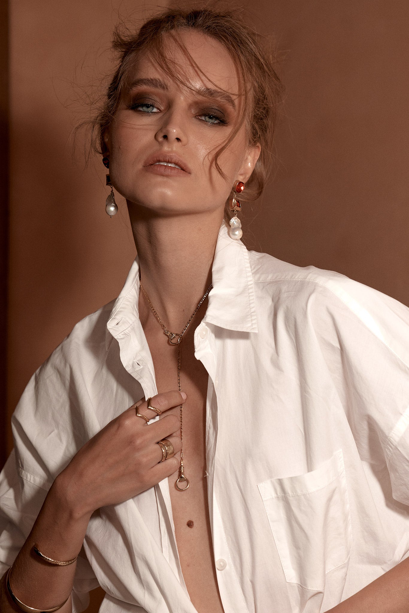 Golden Embrace: Hands of Infinity Necklace