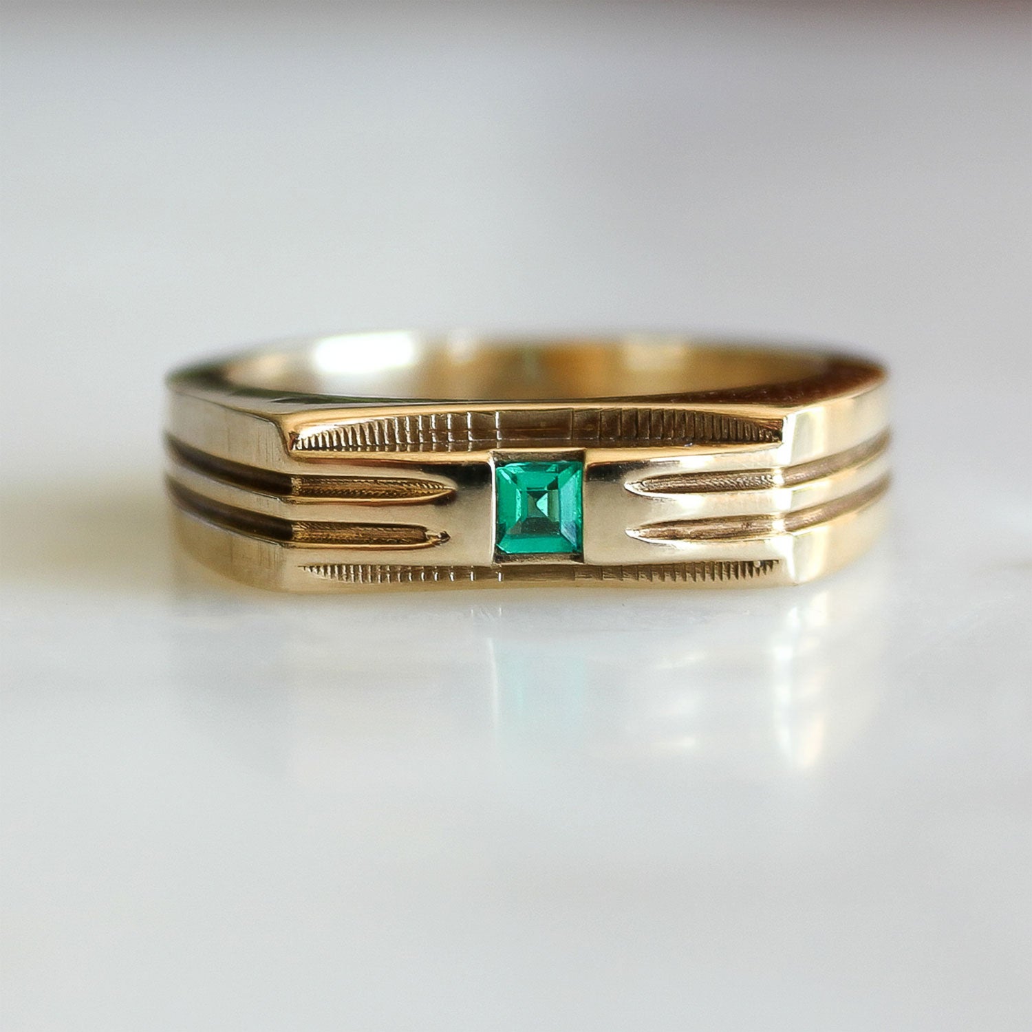 Solid Gold Ring With Emerald Gemstone