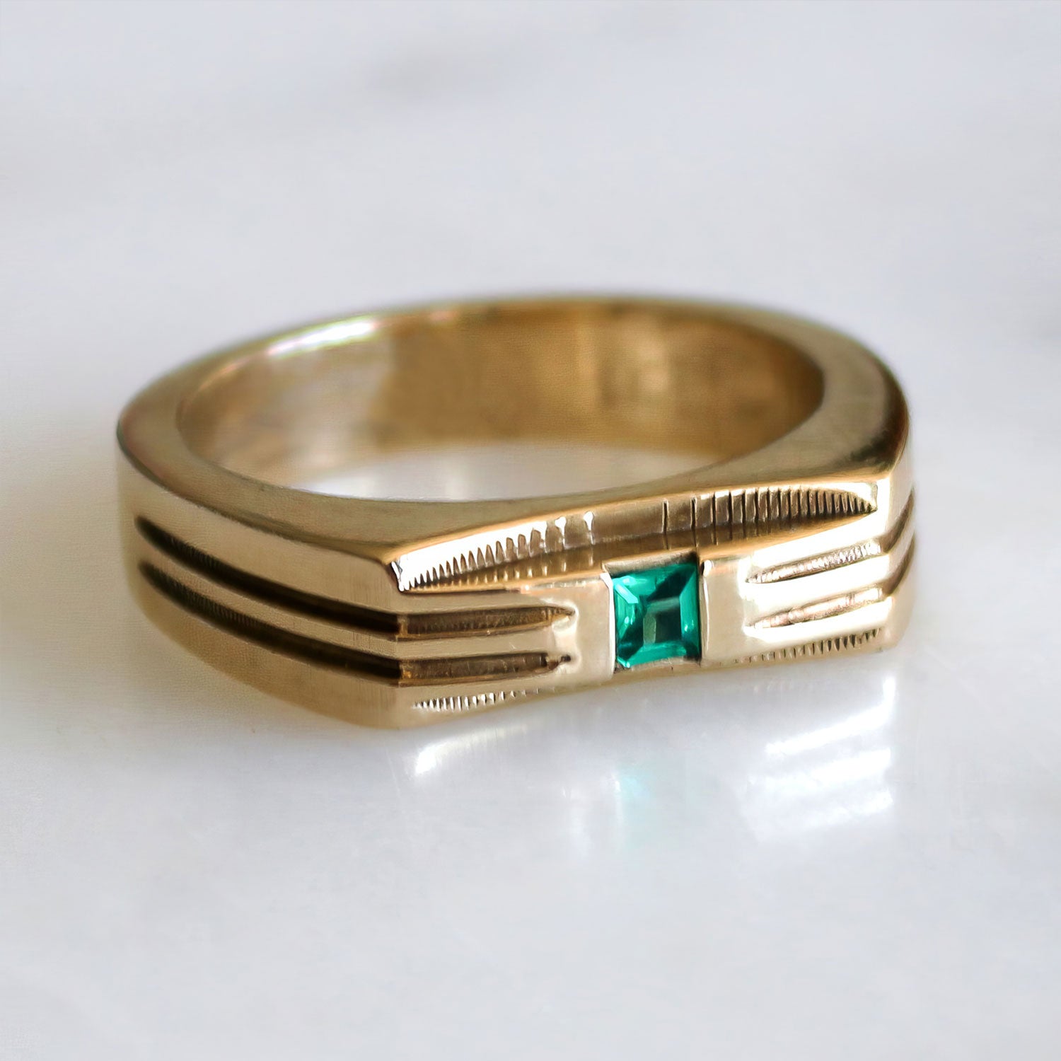 Solid Gold Ring With Emerald Gemstone